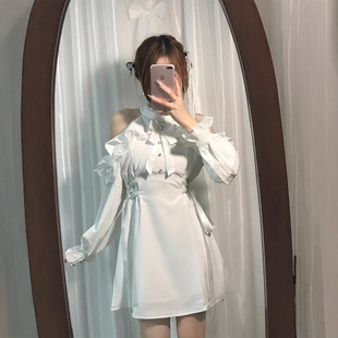 法式富家千金白色连衣裙秋季2025新款小众设计感露肩挂脖收腰短裙