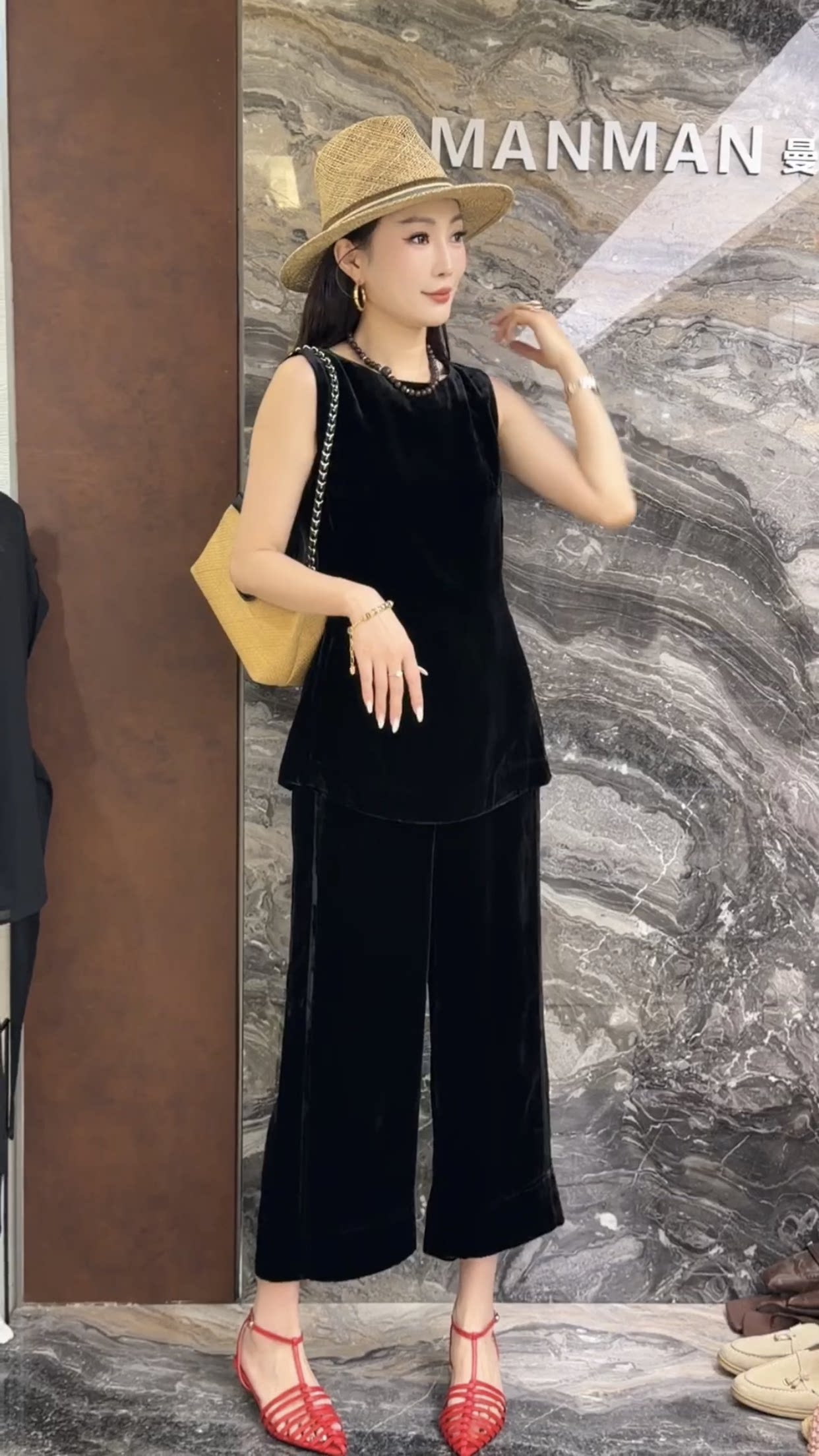 欧洲站2026夏季新款欧货收腰无袖上衣九分直筒休闲裤丝绒高端套装