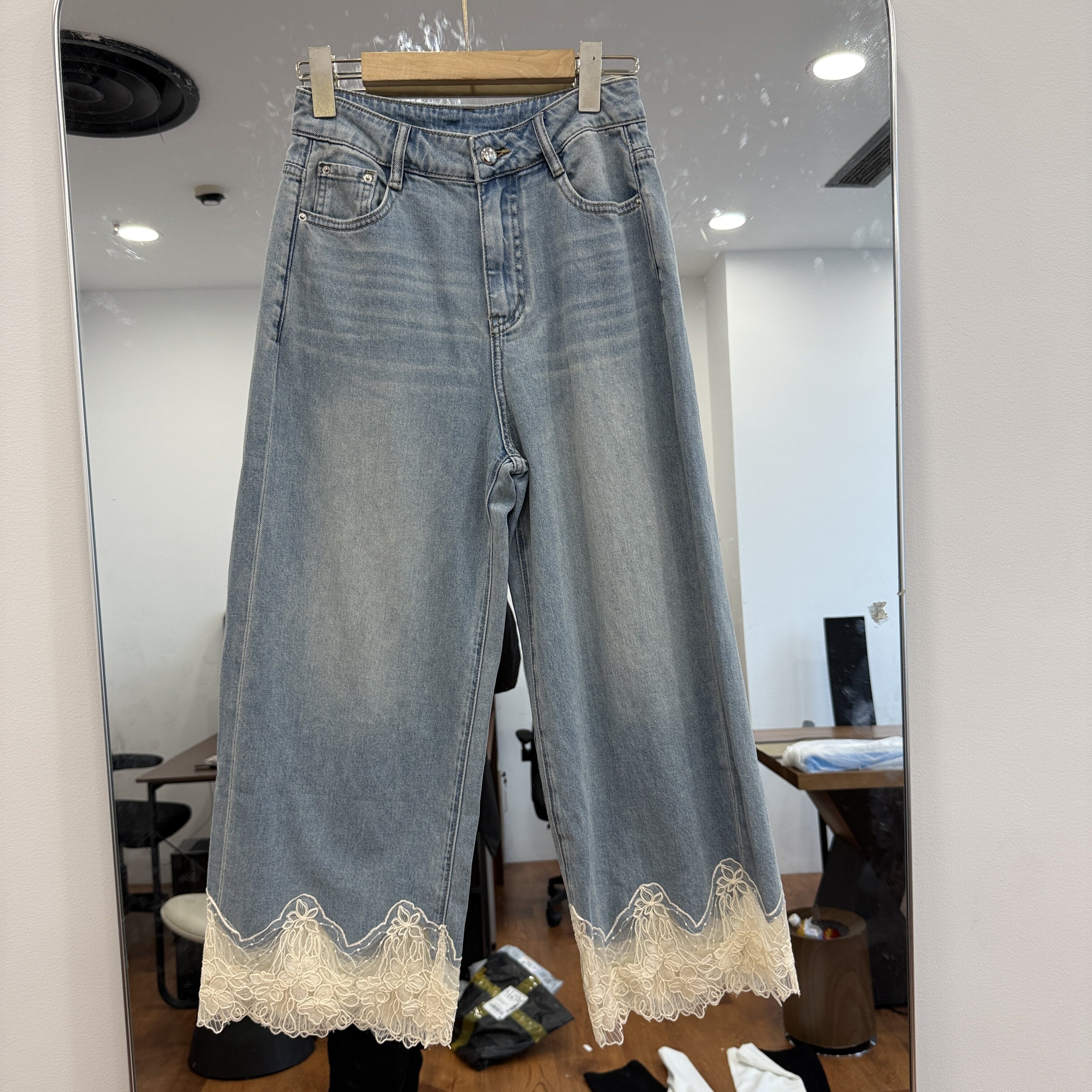 欧洲站2026夏季新款裤脚蕾丝绣花显瘦时尚设计感浅色牛仔裤33763