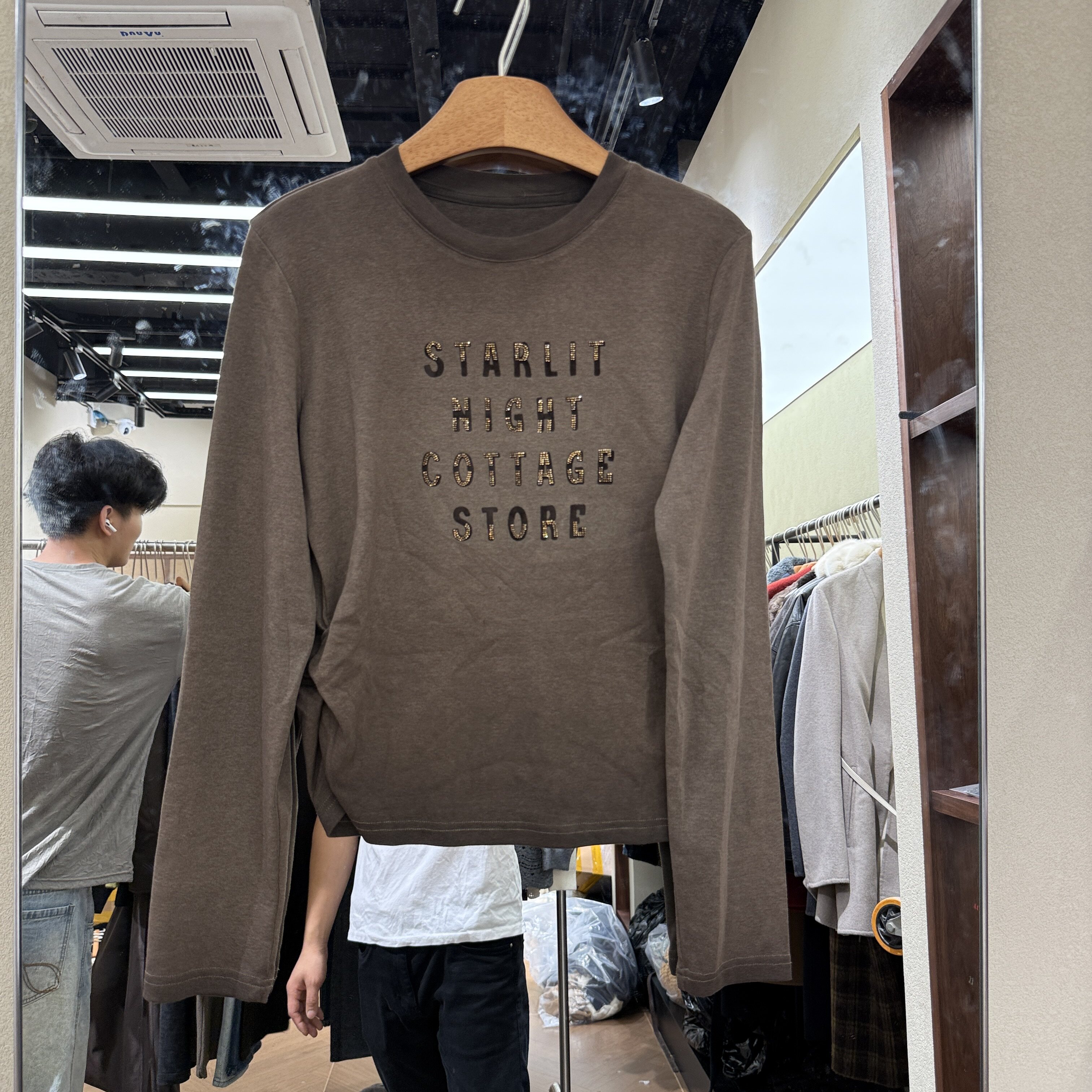 可可家欧货2026冬款圆领钉钻字母百搭套头减龄韩系风女士衬衫E541
