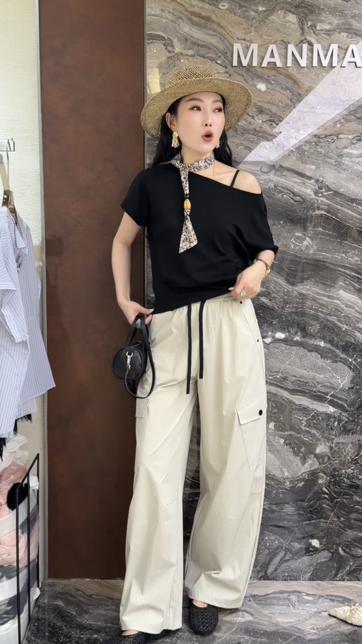 欧洲站2026夏季新款设计感后纽扣开车小碎花丝巾贴标小版T恤衫女