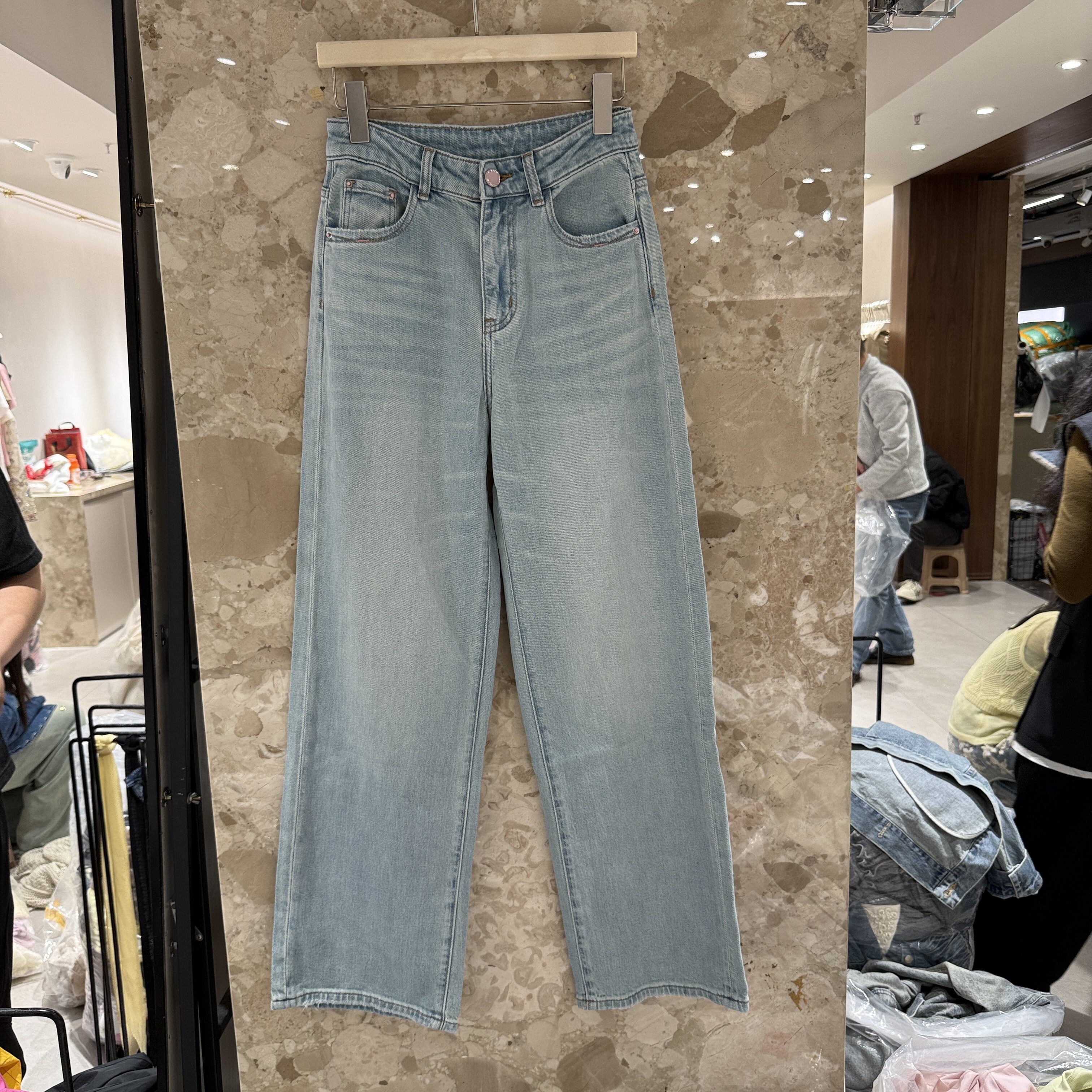 欧洲站2026春季新款高腰口袋绣花百搭显瘦窄版女士牛仔长裤30919