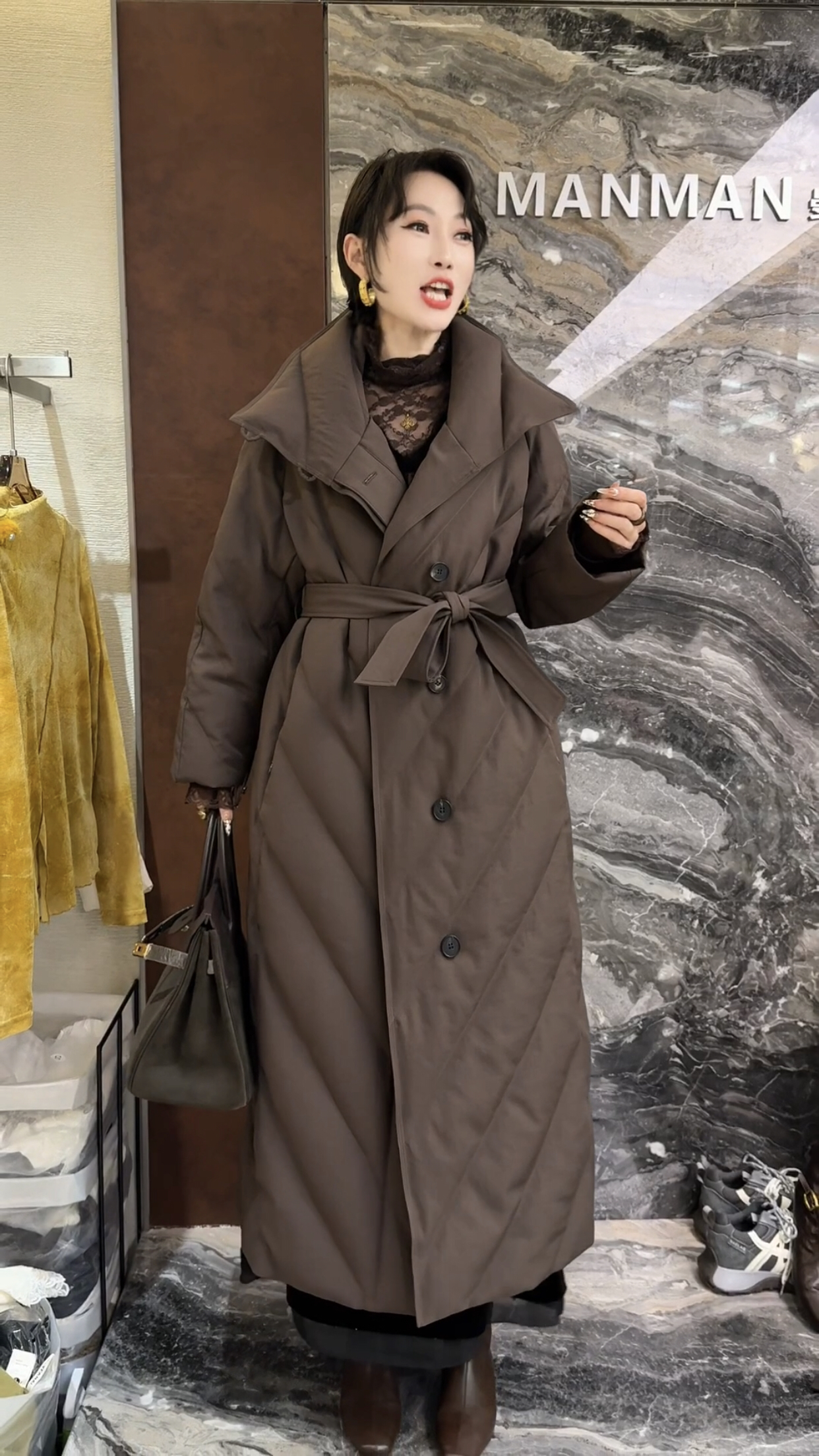 欧洲站2025冬季新款翻领腰带收腰高级感轻熟风长款保暖羽绒服外套