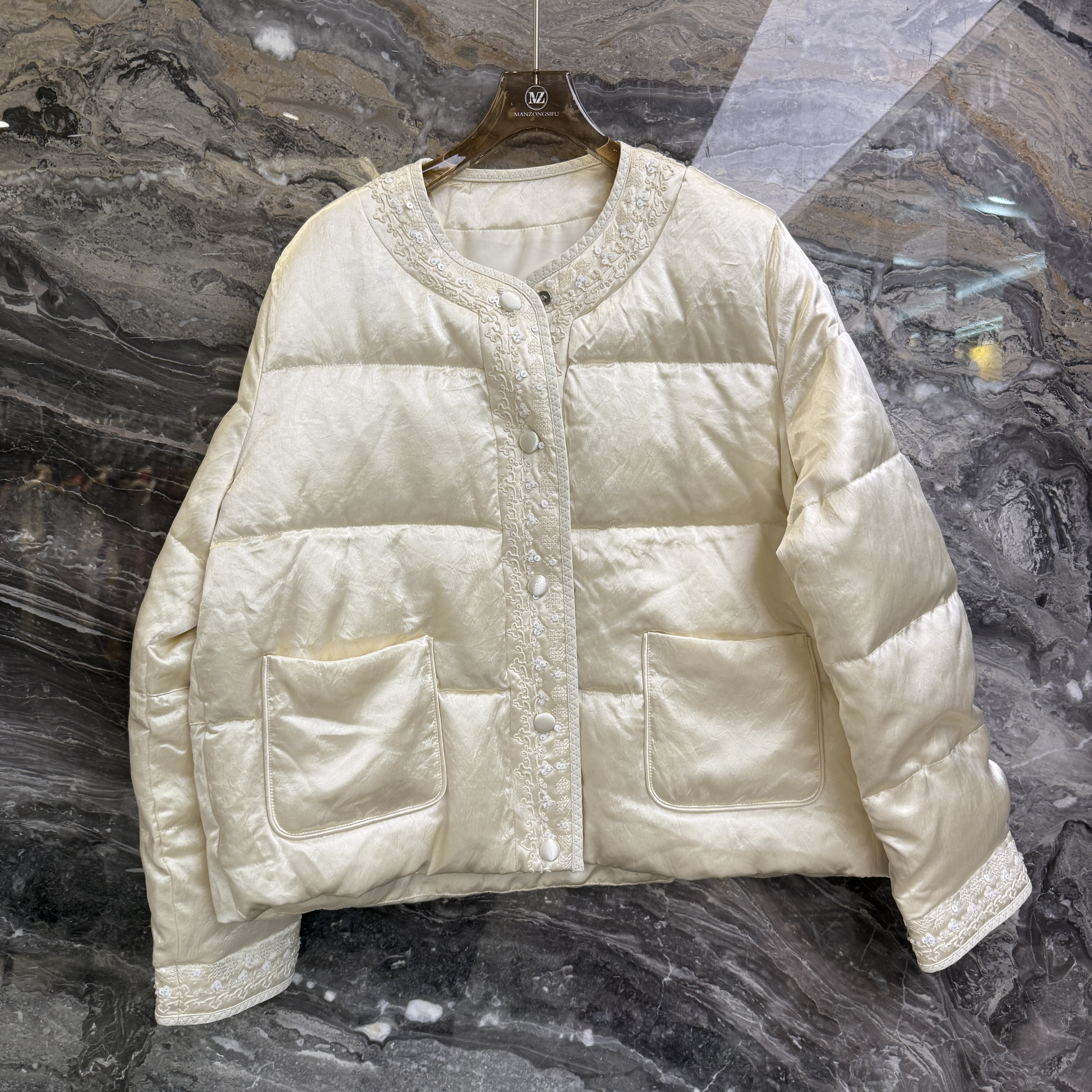 欧洲站2025冬季新款圆领排扣洋气百搭高级感90白鹅绒羽绒外套8055