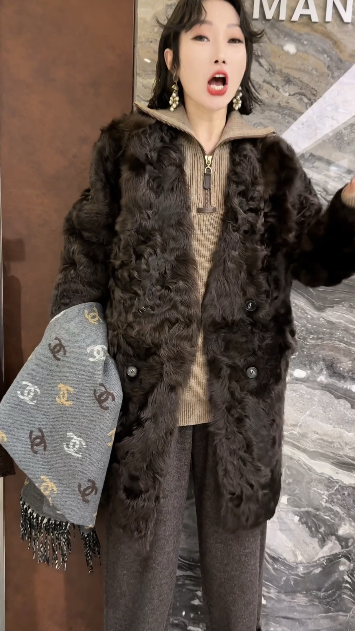 欧洲站2025冬季新款V领双排扣轻奢高级感小胡羊中长款皮草外套潮