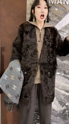 欧洲站2025冬季新款V领双排扣轻奢高级感小胡羊中长款皮草外套潮