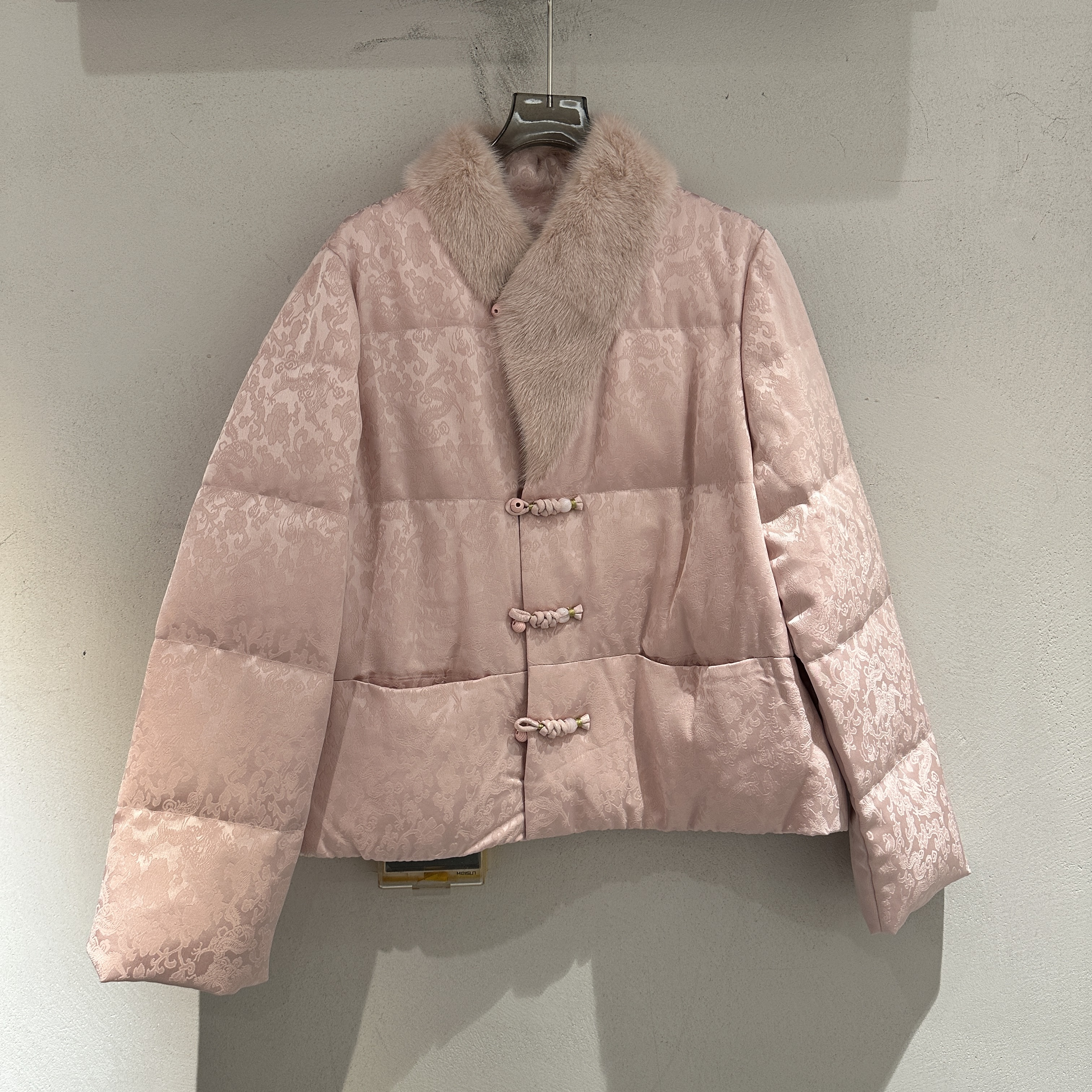 欧洲站2025冬季新款水貂毛v领盘扣提花时尚短款白鹅绒服外套15292