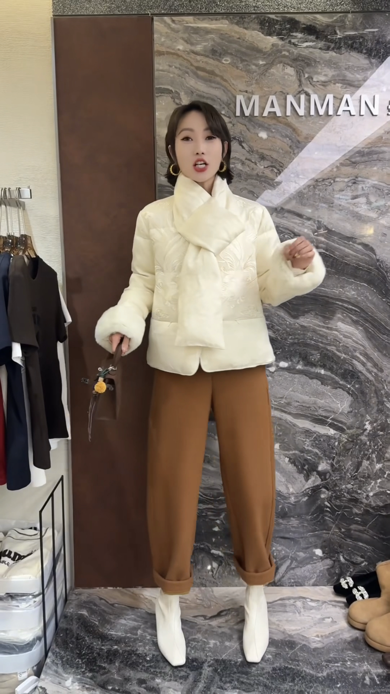 欧洲站2025冬季新款圆领围巾款重工刺绣提花新中式国风短款鹅绒服