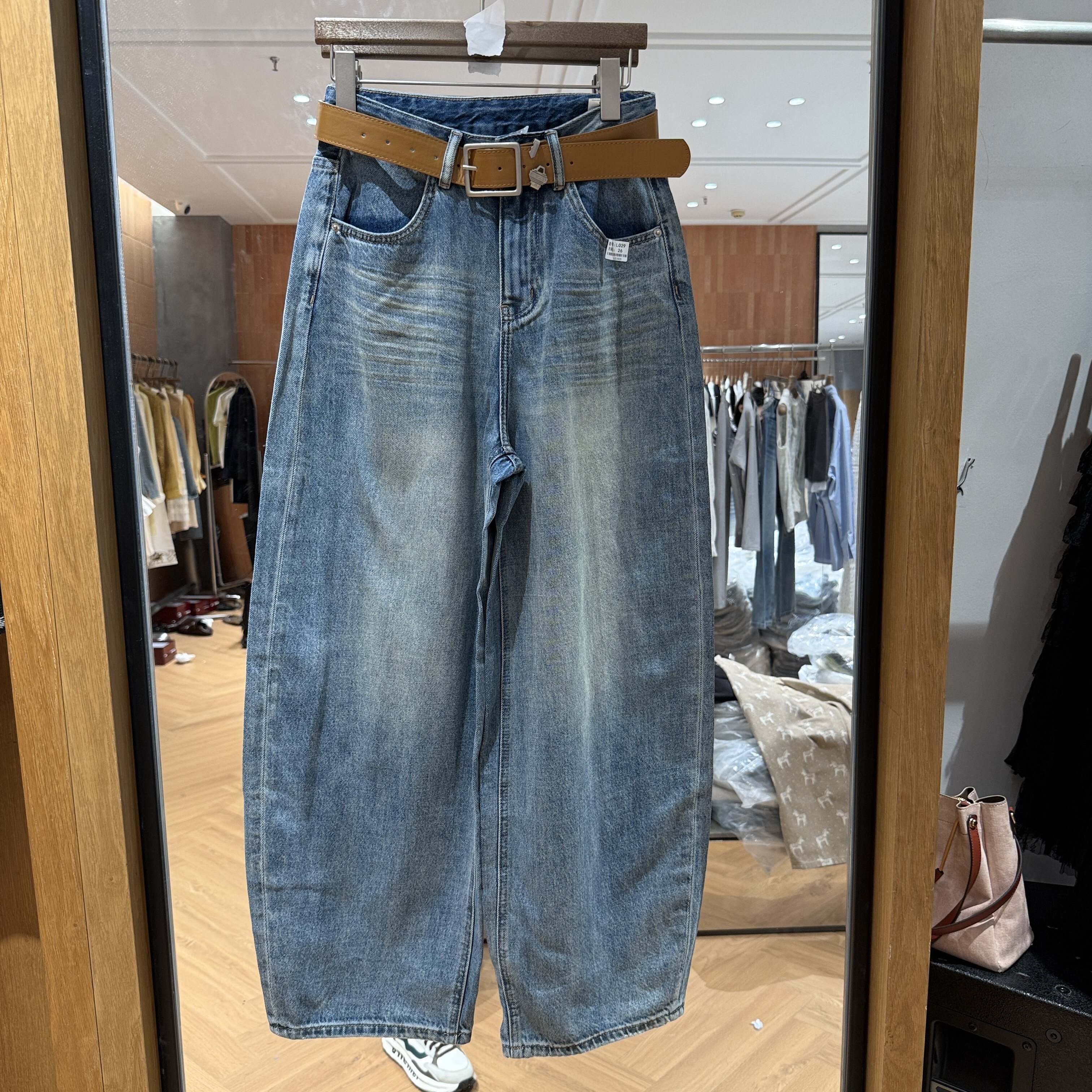 欧洲站2026春季新款口袋刺绣百搭复古腰带款女士牛仔弯刀裤潮L029