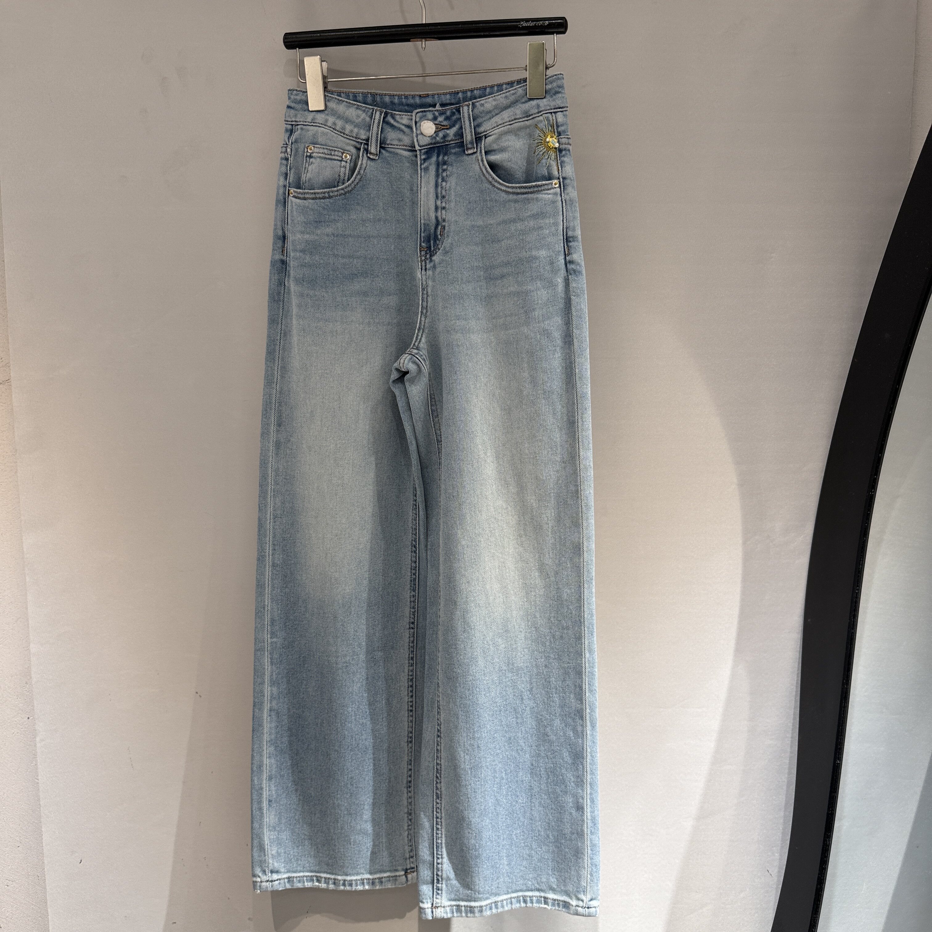 欧洲站2026春季新款口袋刺绣花朵百搭通勤窄版水洗牛仔直筒长裤女