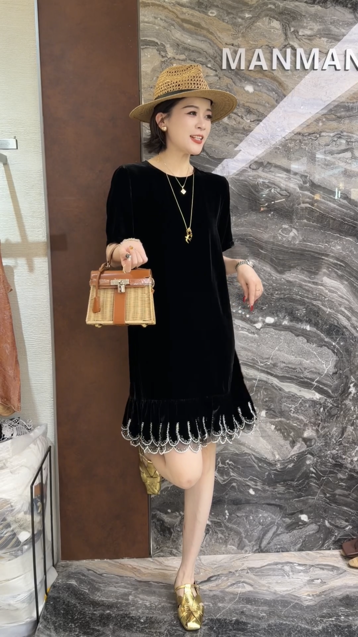 欧洲站2026夏季新款欧货短袖丝绒圆领下摆花朵边中长款女士连衣裙
