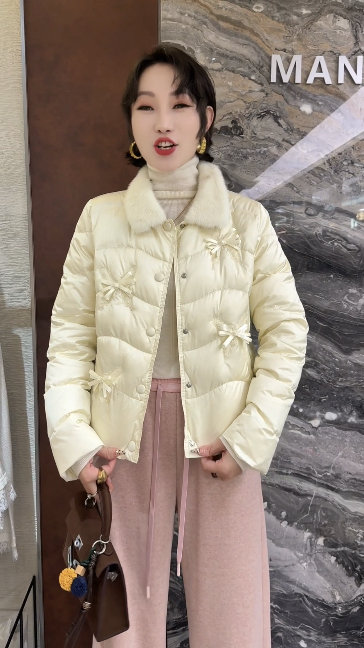 欧洲站2025冬季新款翻领单排扣立体花朵钉珠设计轻薄款羽绒服外套