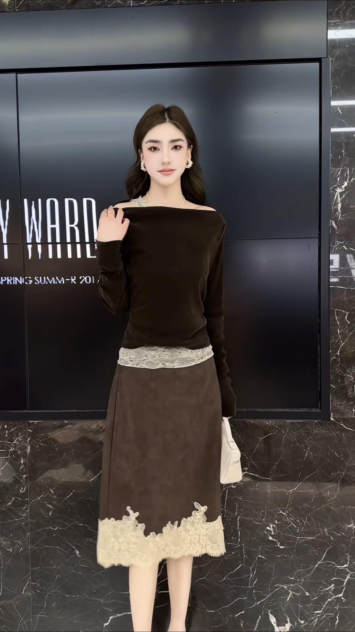 可可家欧货2026秋季新款韩系一字领女人味修身拼蕾丝长袖丝绒上衣