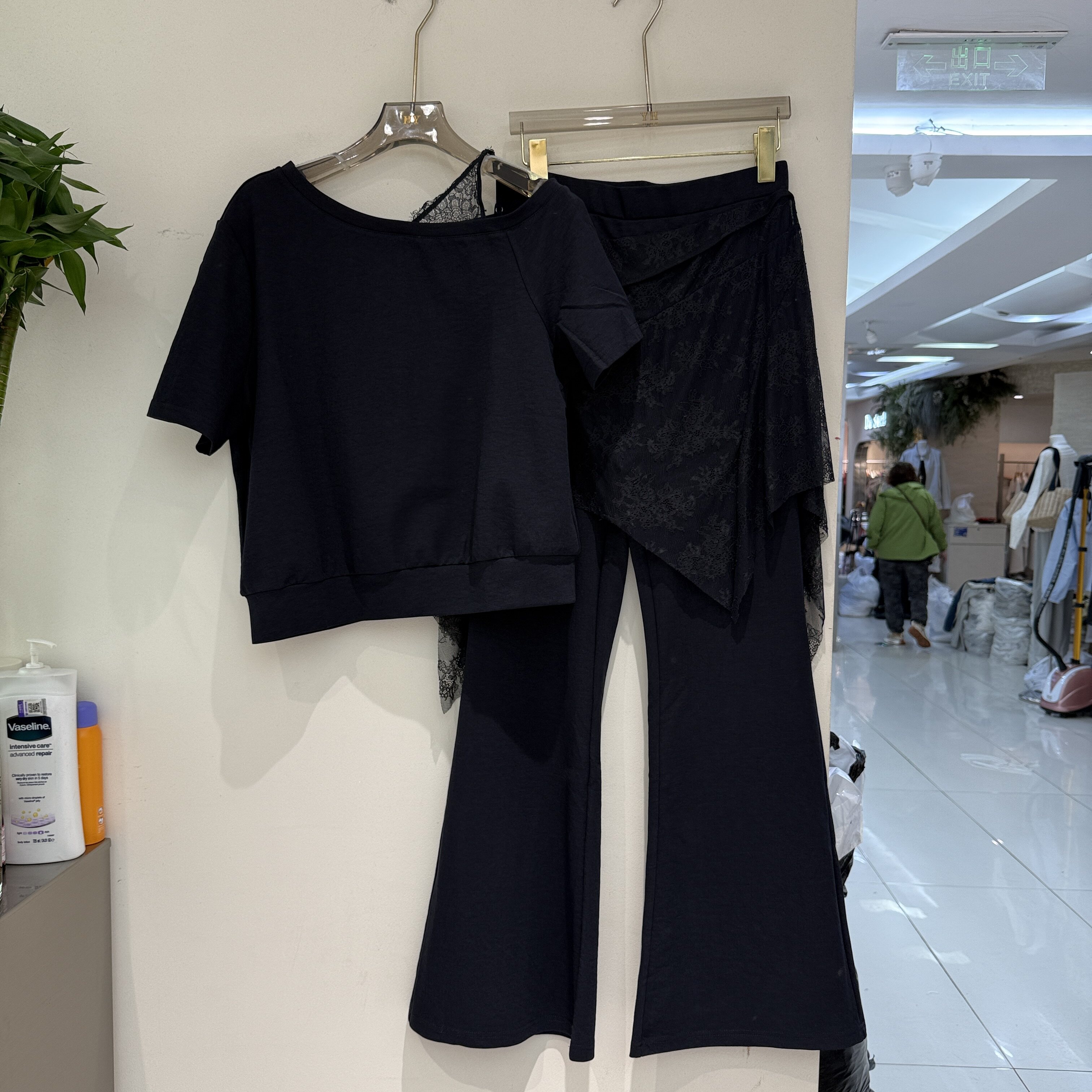 欧洲站2026夏季圆领蕾丝花边短款上衣显瘦屁帘微喇裤套装女66095