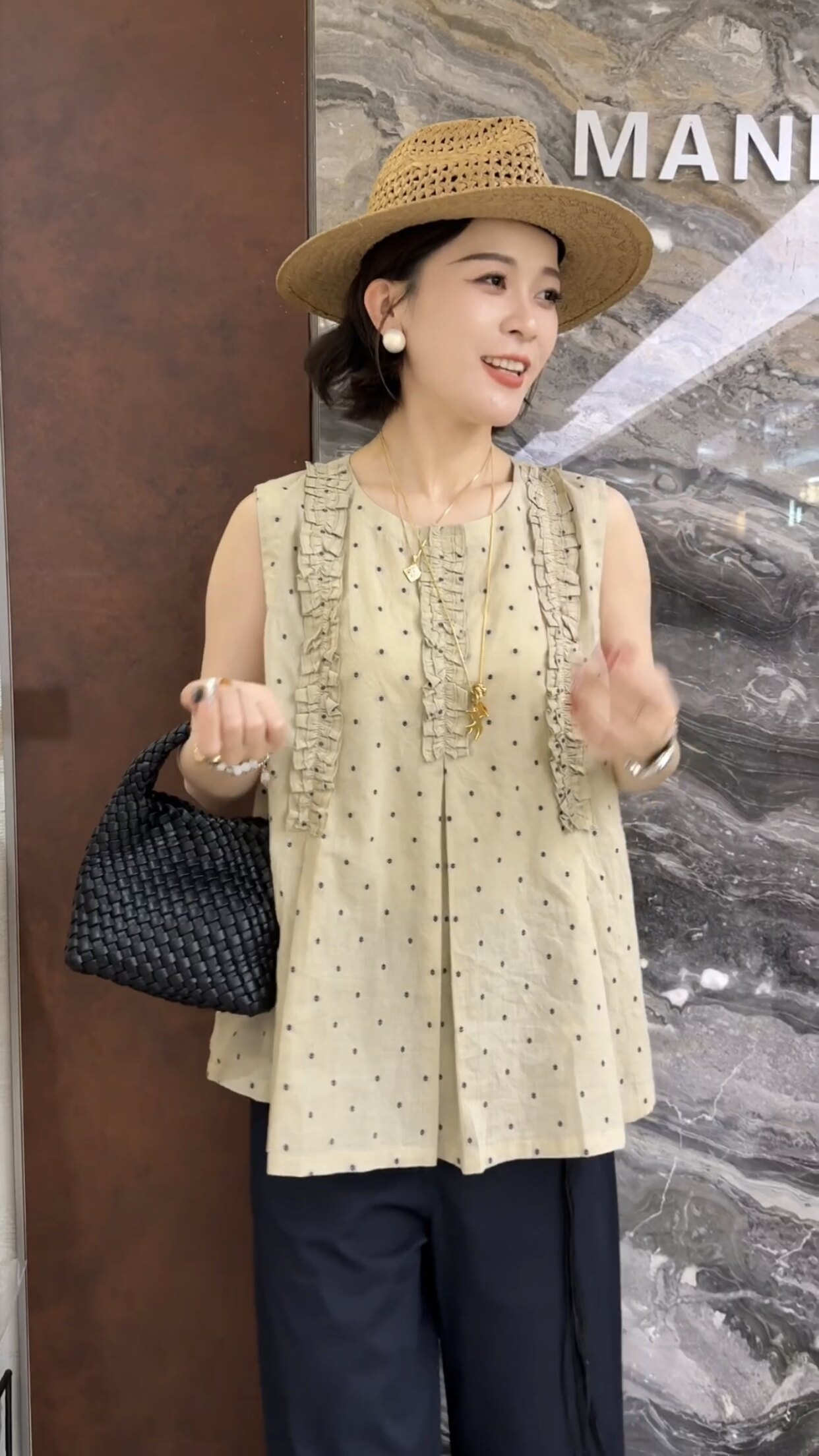 欧洲站2026夏季新款欧货圆领木耳边重工波点压褶无袖高端女士衬衫