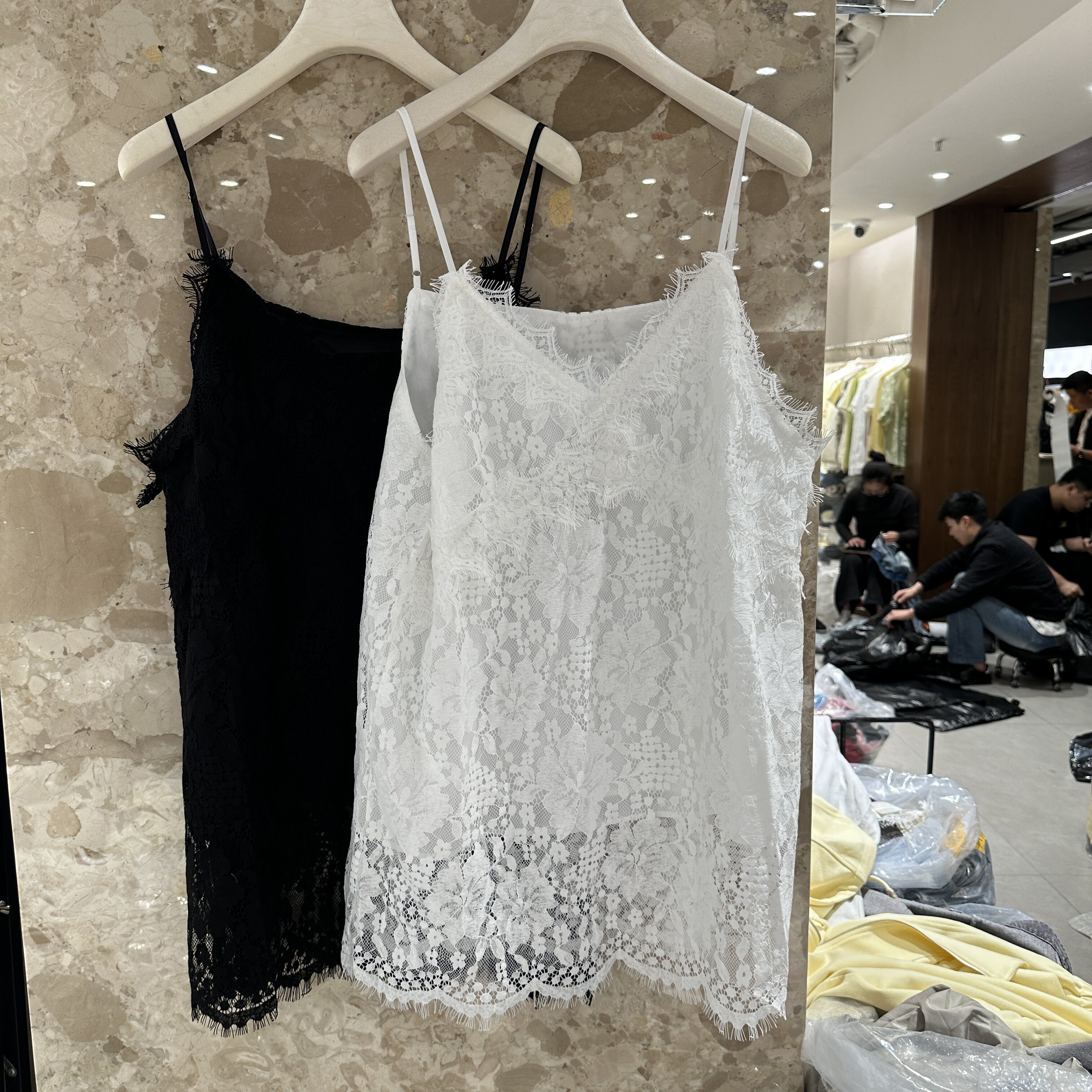 欧洲站2026春季新款法式宽松性感V领蕾丝花边好看百搭女吊带背心