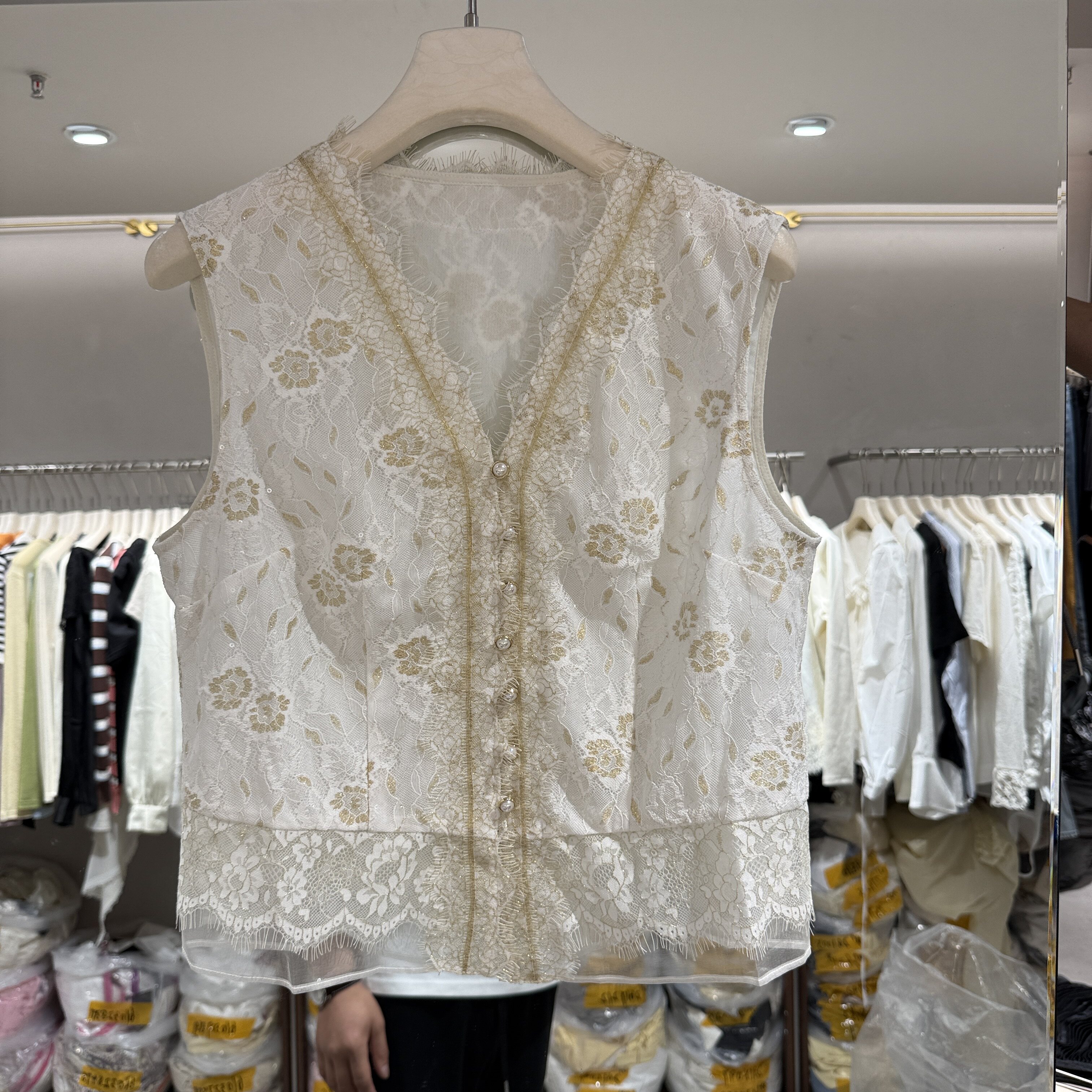 LW5+8春季2026新款v领珍珠纽扣蕾丝花边烫金好看内搭款背心36031