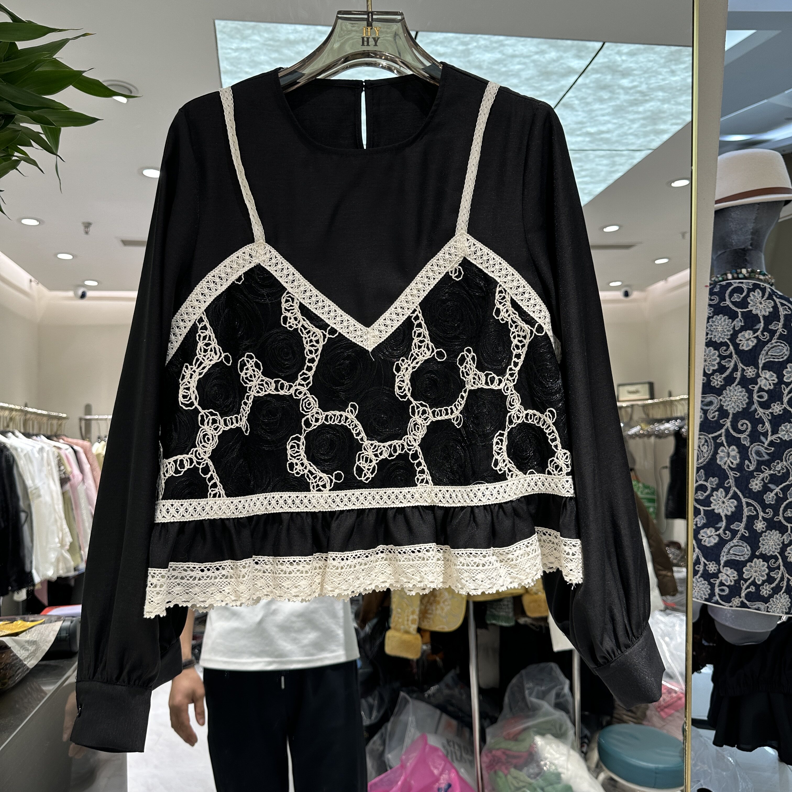 欧洲站2026春季新款圆领镂空钩花减龄小个子款假两件上衣女11001