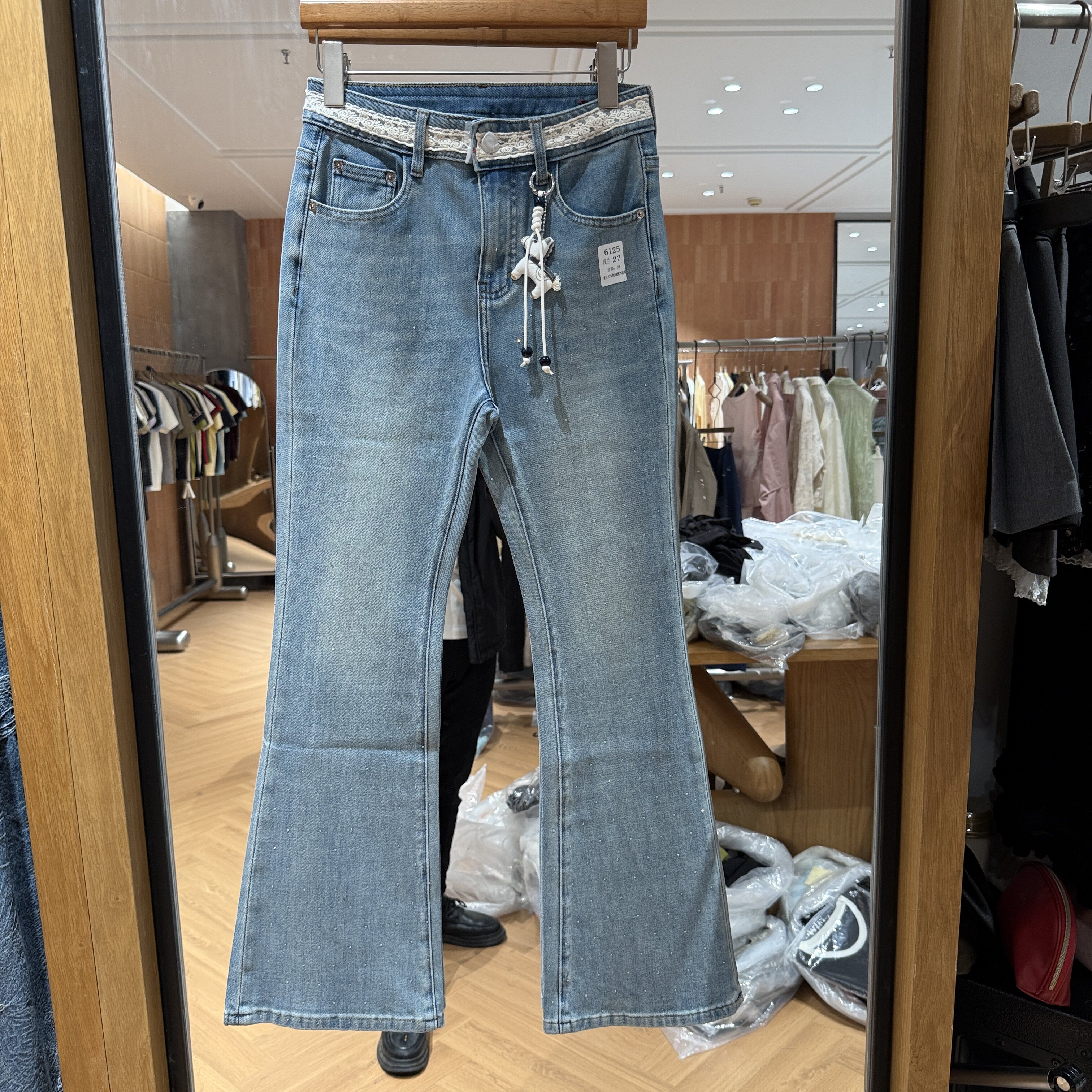 欧洲站2026春季新款腰头蕾丝花边修身烫钻款女士浅色牛仔微喇长裤