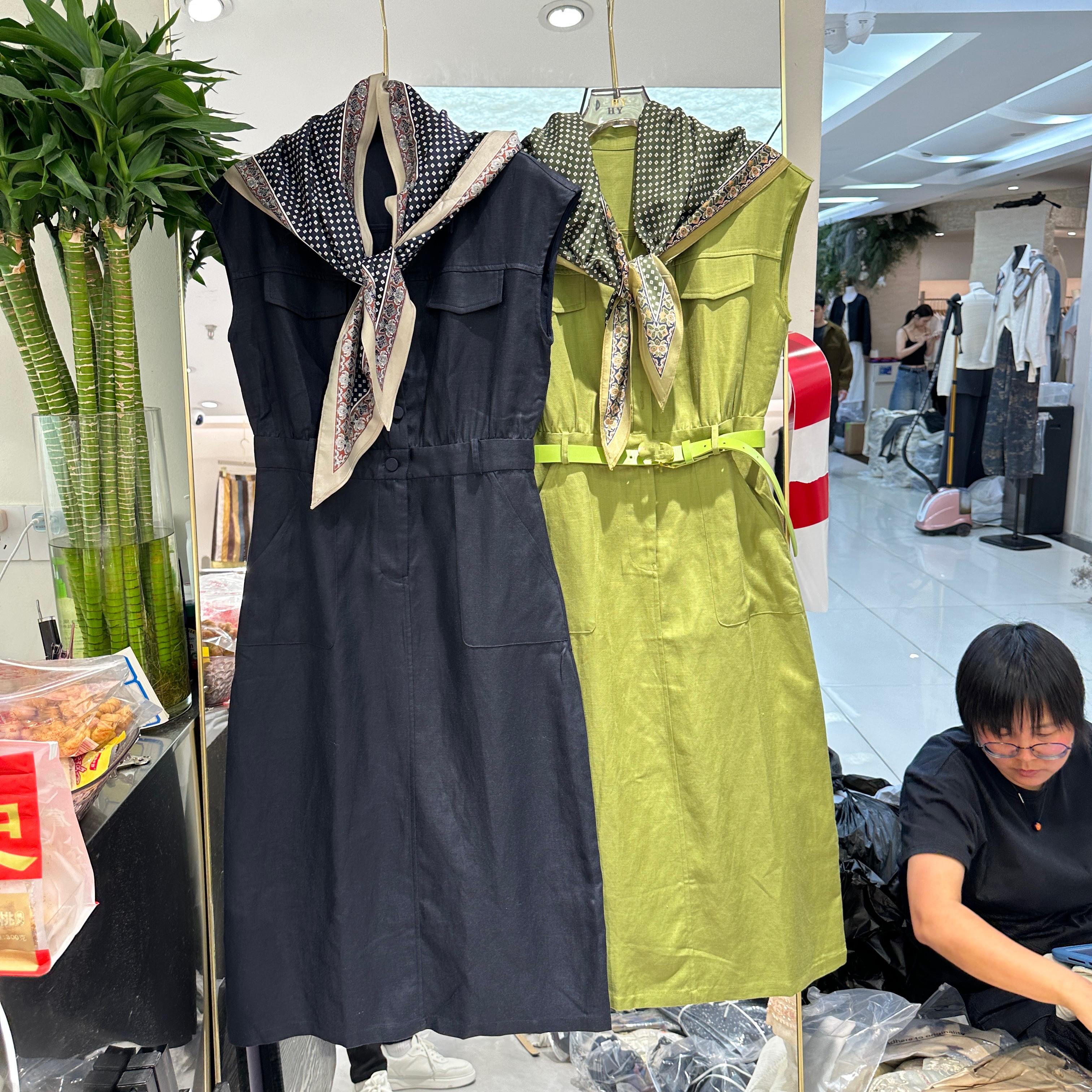 欧洲站2026春夏新款配丝巾轻熟风气质无袖腰带款直筒连衣裙686418