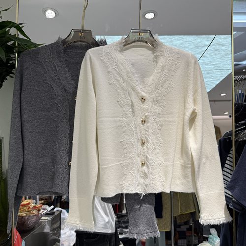 欧洲站2025秋冬新款V领蕾丝拼接单排扣宽松女人味山羊绒针织开衫