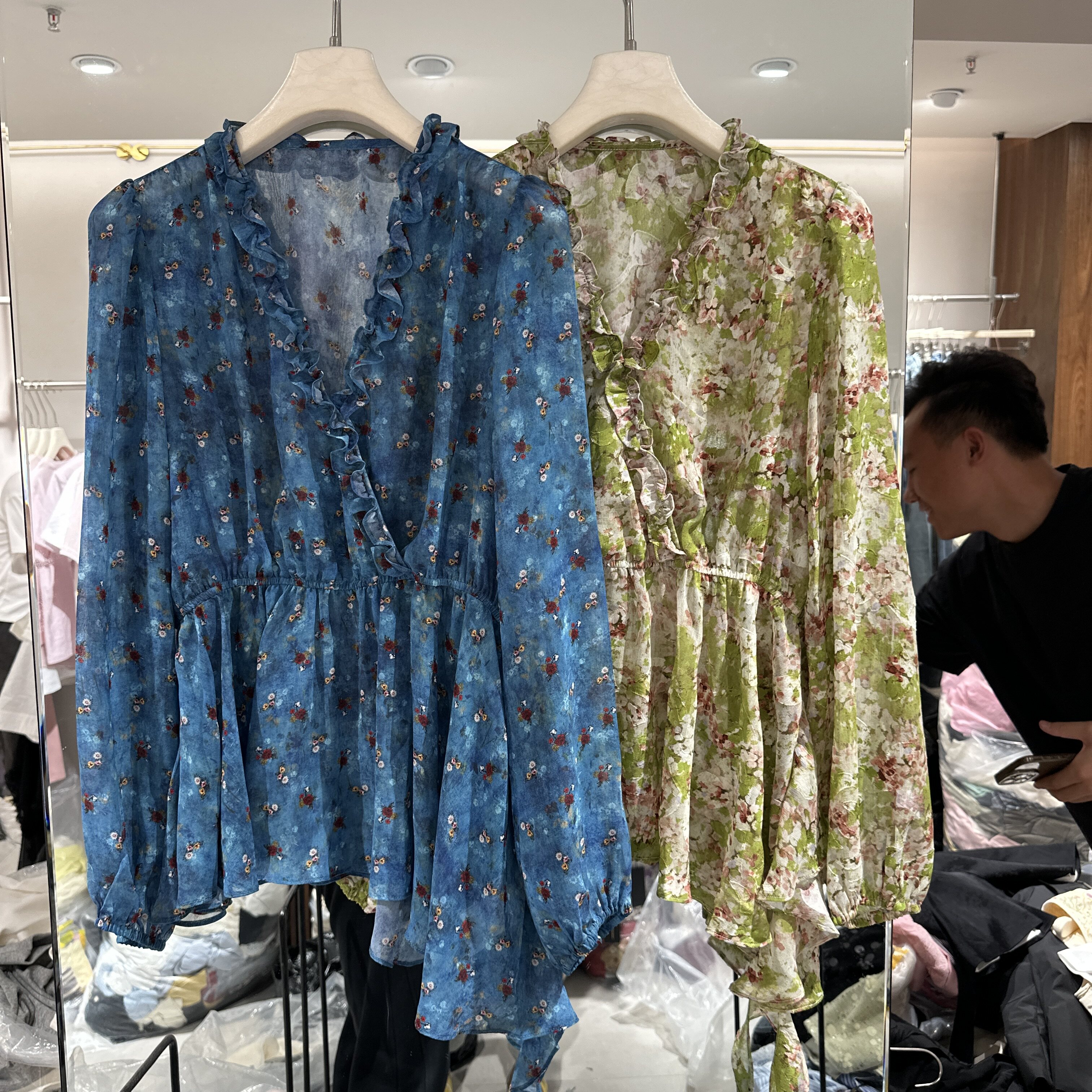 欧洲站2026春季新款V领压褶木耳边甜美淑女风碎花衬衫上衣女Q599