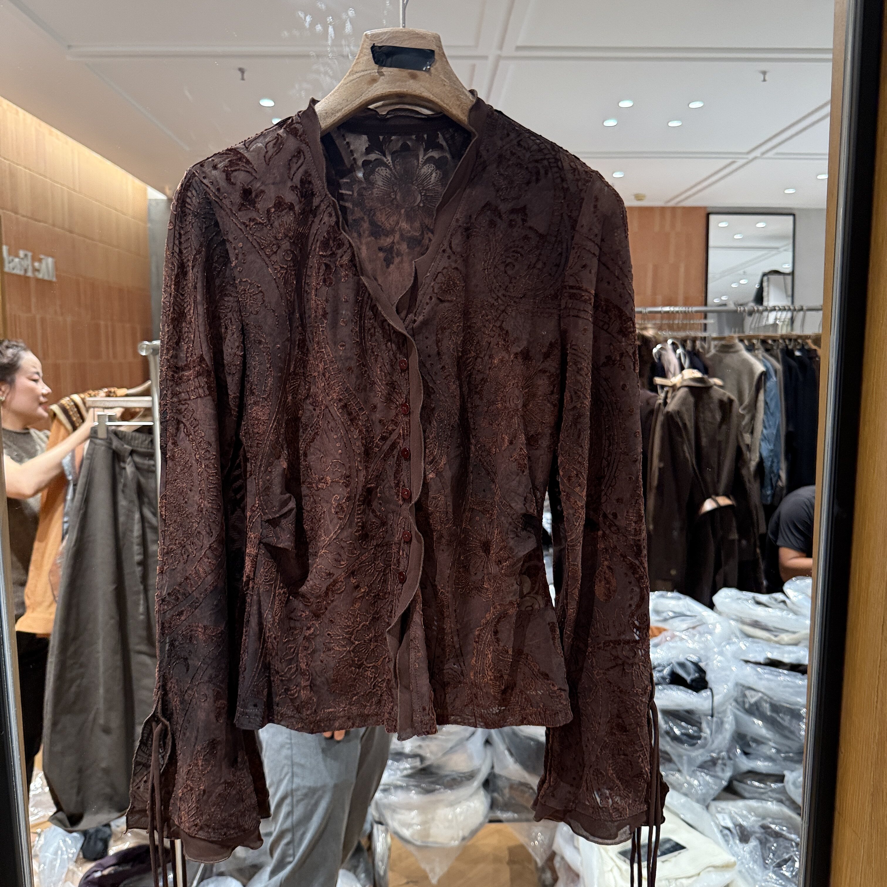 欧洲站2026秋季新品V领压褶荷叶边烧花修身减龄款女士衬衫潮2659