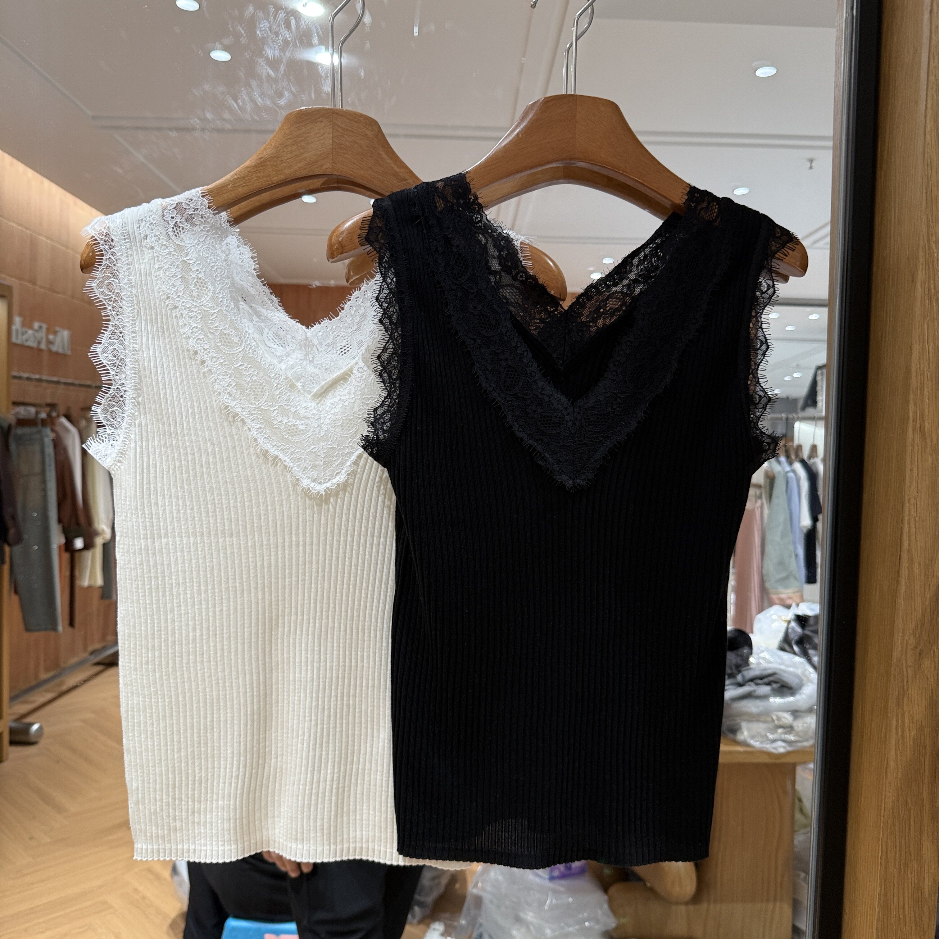 欧洲站2026春季新款v领蕾丝花边百搭显瘦单穿内搭款女士黑色背心