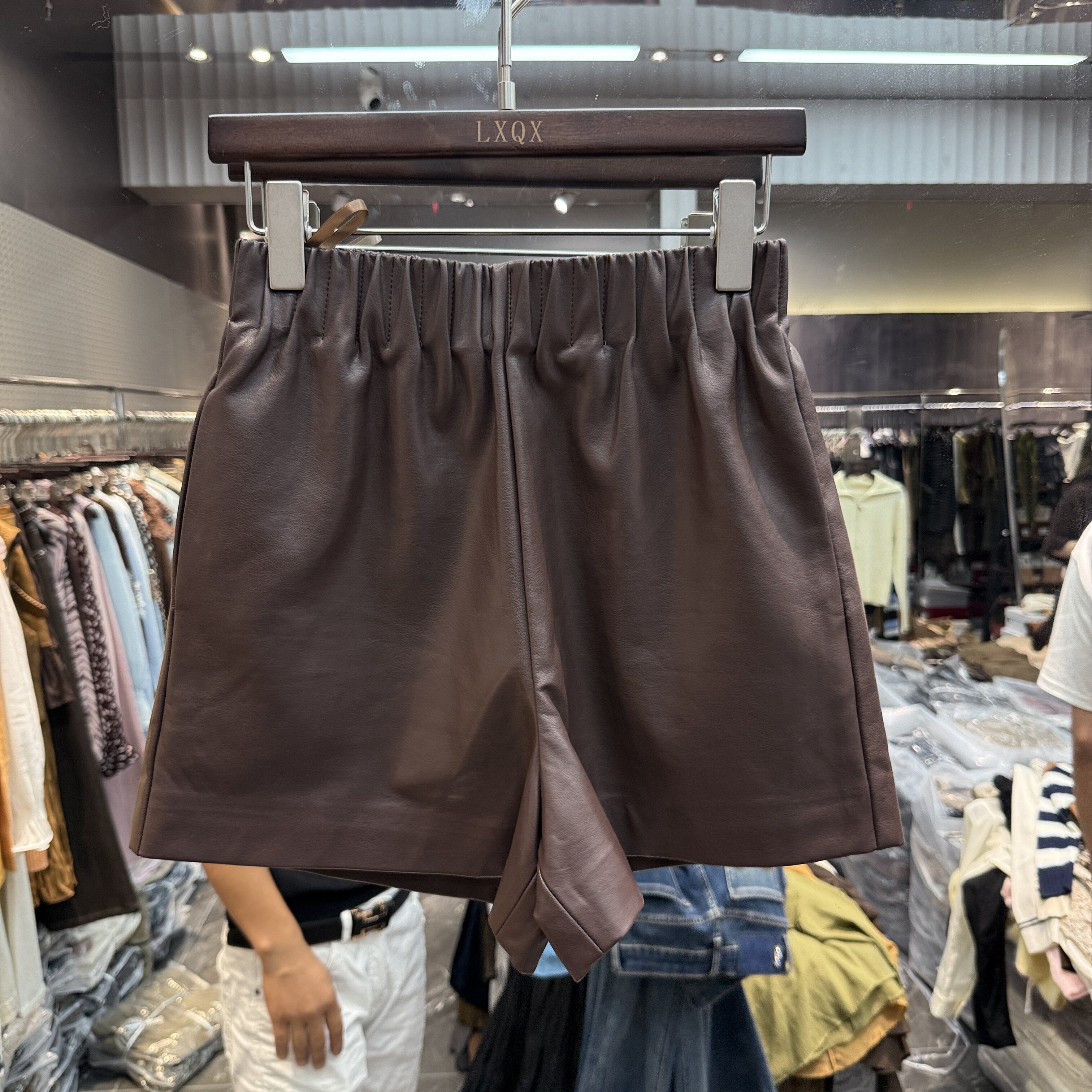 可可家欧货2026秋新品松紧高腰百搭通勤显瘦款黑色蛋白皮女士短裤