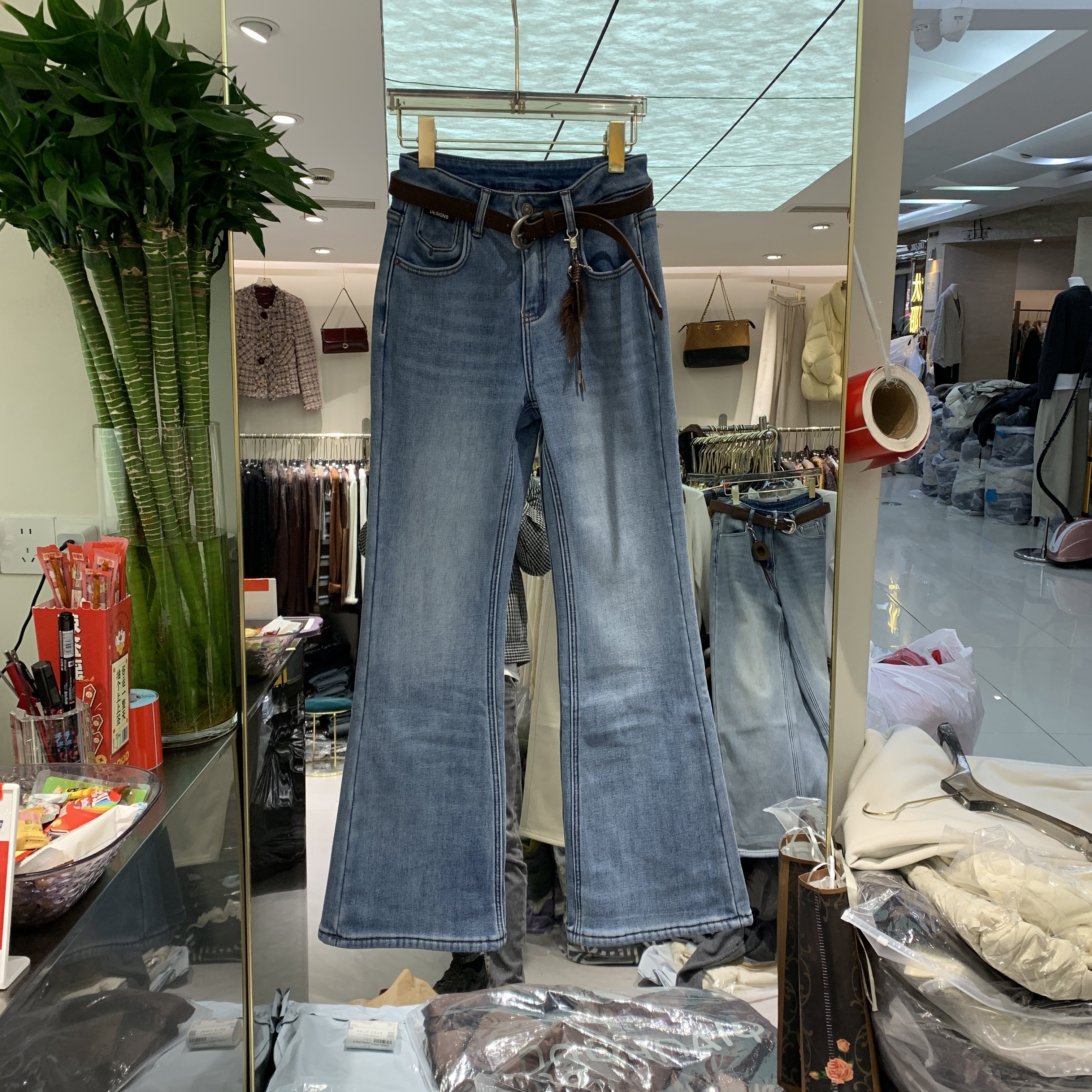 欧洲站2025冬季新款高腰挂饰时尚显瘦百搭通勤风加厚微喇牛仔裤女,女装/女士精品,牛仔裤,淘宝优惠券,粉丝福利购,淘宝优惠卷