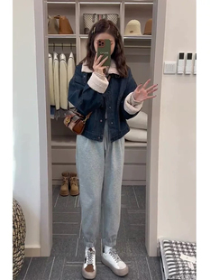 今年流行的高个子韩系设计感羊羔毛绒休闲牛仔短款厚外套女秋冬款
