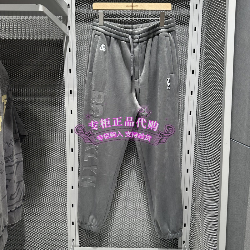 杰克琼斯男冬季时尚NBA联名压花加绒宽松束脚休闲长裤 22441D011