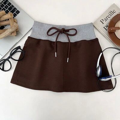 撞色高腰短裙High waisted short skirt with contrasting colors