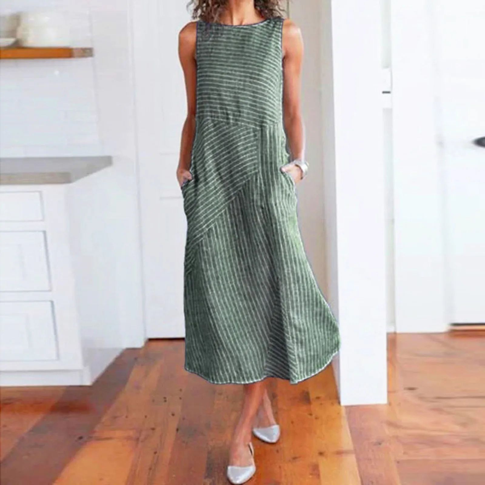 条纹圆领无袖连衣裙Striped round neck sleeveless pocket dress