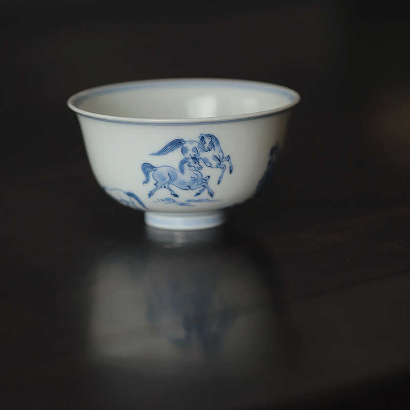 青花釉里红八骏图主人杯