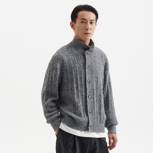 宽松休闲立领绞花针织毛衣