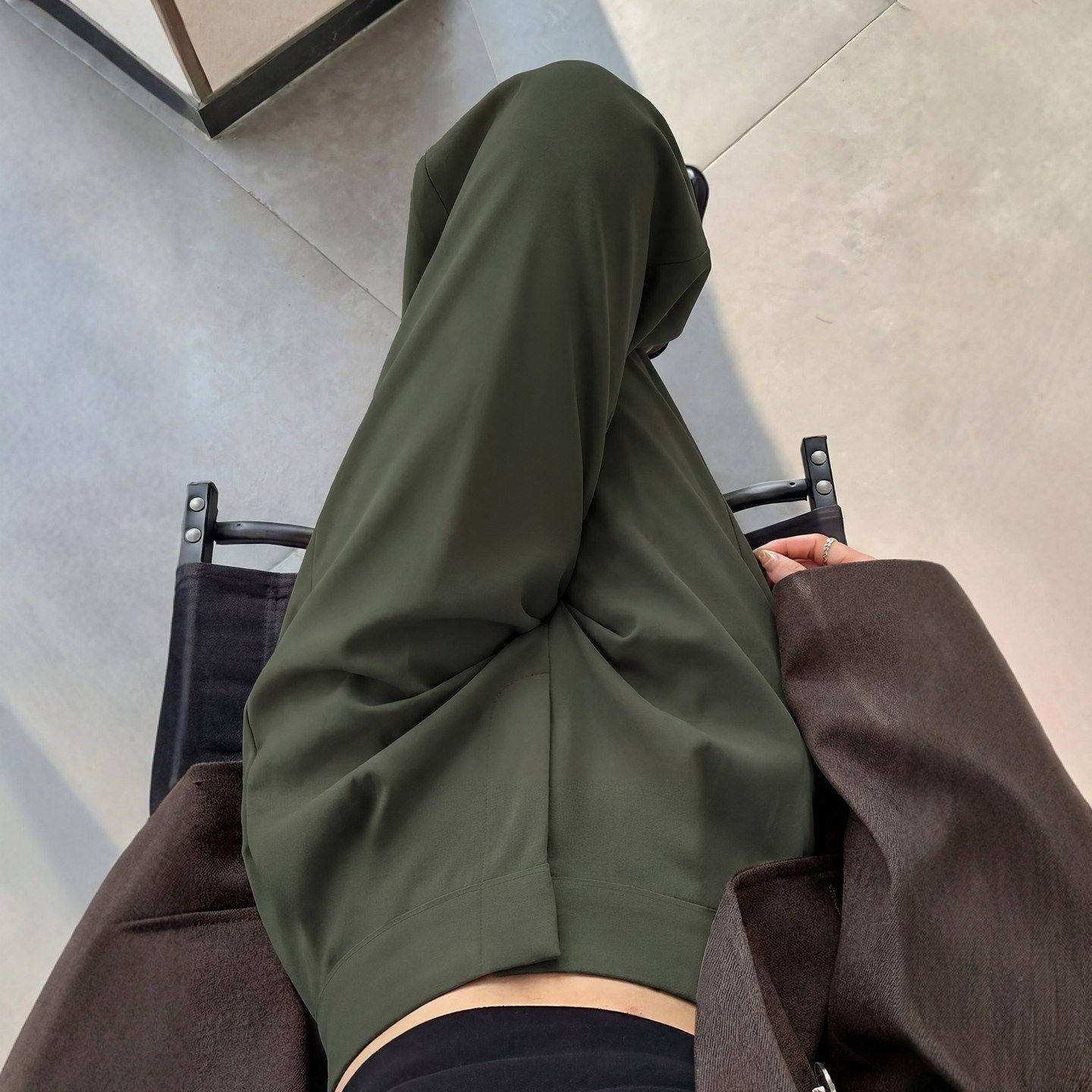 军绿色西装裤高级感垂感女春秋老钱风穿搭小个子直筒窄版阔腿裤子