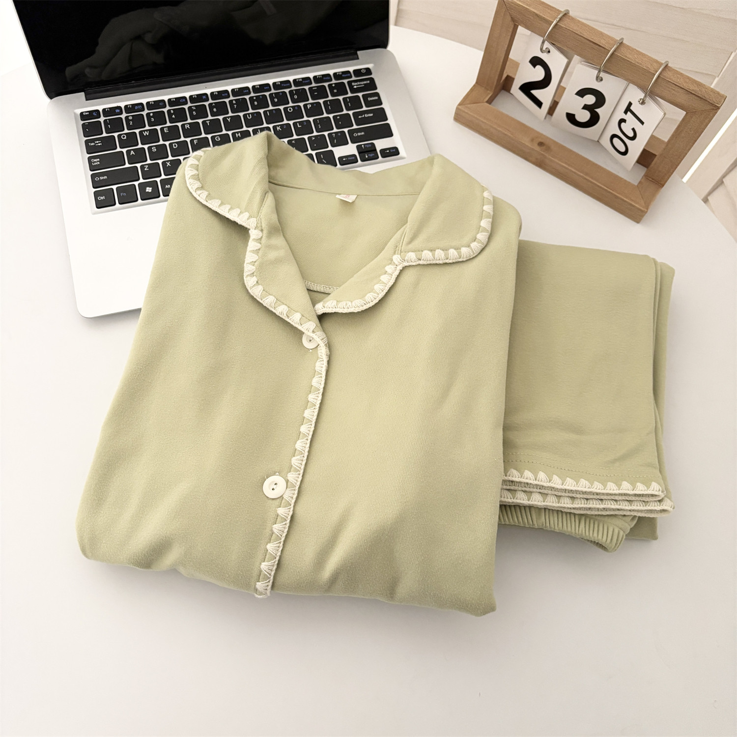 德绒睡衣女秋天加厚磨毛棉柔软亲肤草绿色开衫翻领保暖家居服套装