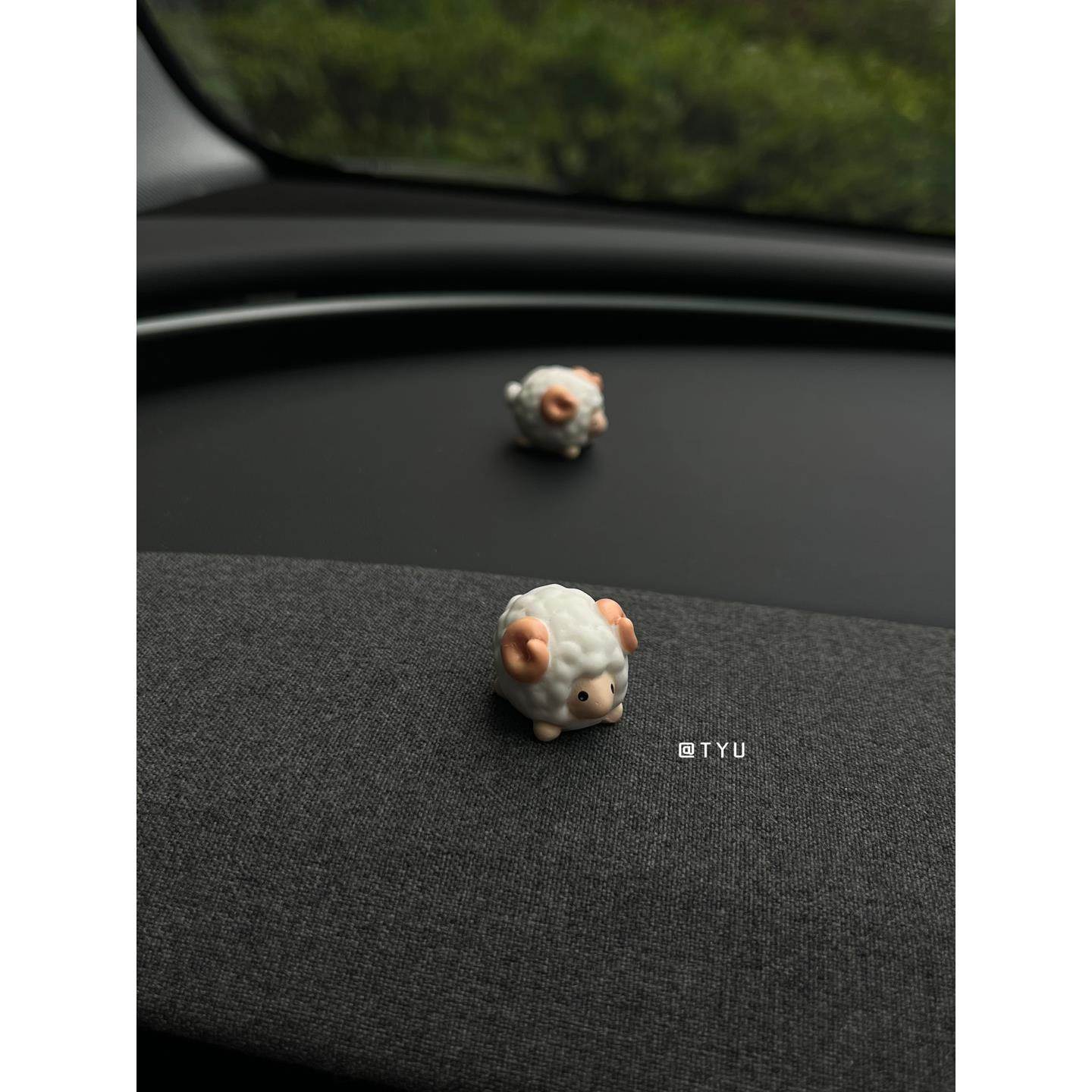 汽车中控屏幕电脑显示器可爱的小羊汽车内饰用品装饰品减压娃娃