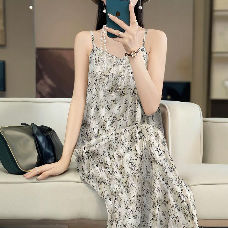 国风时尚洋气碎花印花冰丝吊带连衣裙女醋酸垂感宽松显瘦A字长裙