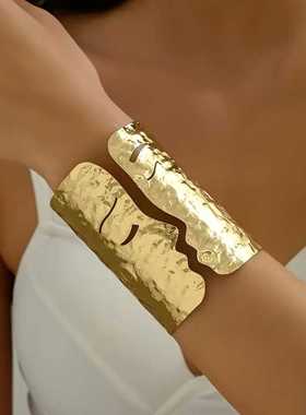 捶打纹设计简约风格金属臂环简约佩戴夸张金色人脸人像面孔臂环