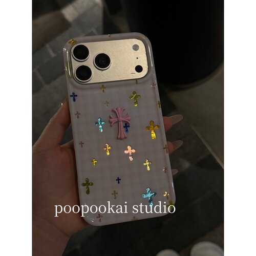 PooPookai高级感粉格纹镭射十字架适用于苹果16/17promax/iPhone15pro手机壳女款14全包防摔13保护套