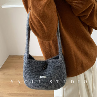 YAOLI韩系ins博主同款 针织纽扣新月包女秋冬通勤配饰慵懒风手提包