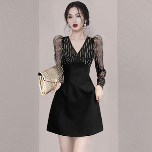 RM21613#法式赫本风气质高级感小黑裙2023年秋新款女装V领网纱拼接连衣裙