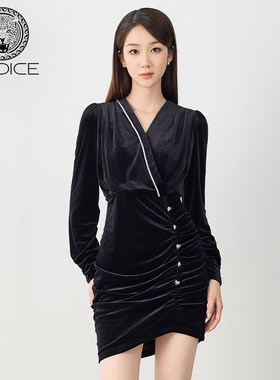kodice秋冬新品女黑色丝绒V领纽扣修身连衣裙子褶皱包臀裙时尚