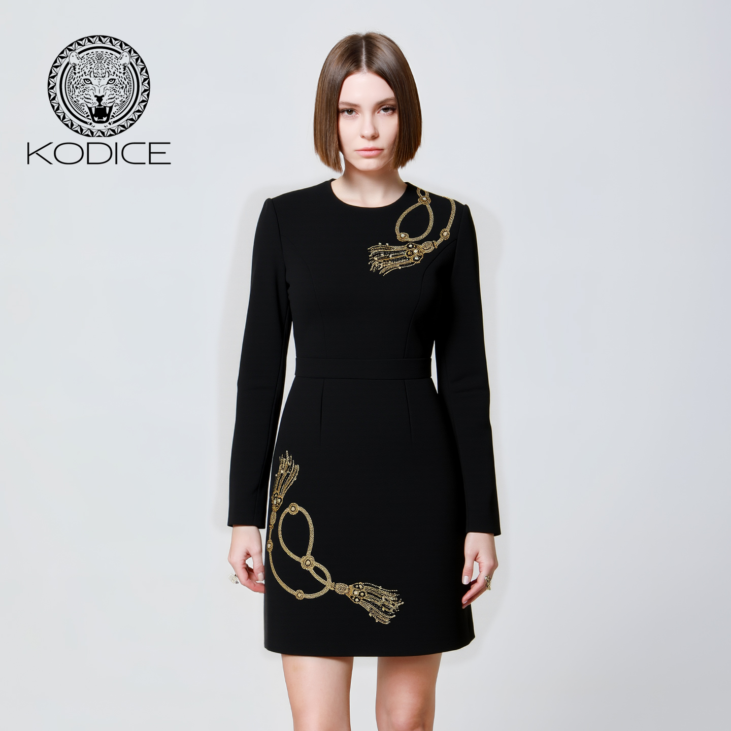 kodice秋冬新款黑色钉钻刺绣圆领长袖收腰连衣裙子A摆短裙时尚女 - 封面
