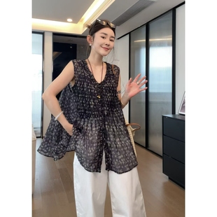 2505C2830 玖了个玖 2025夏款 极简百搭轻薄款 碎花V领背心上衣