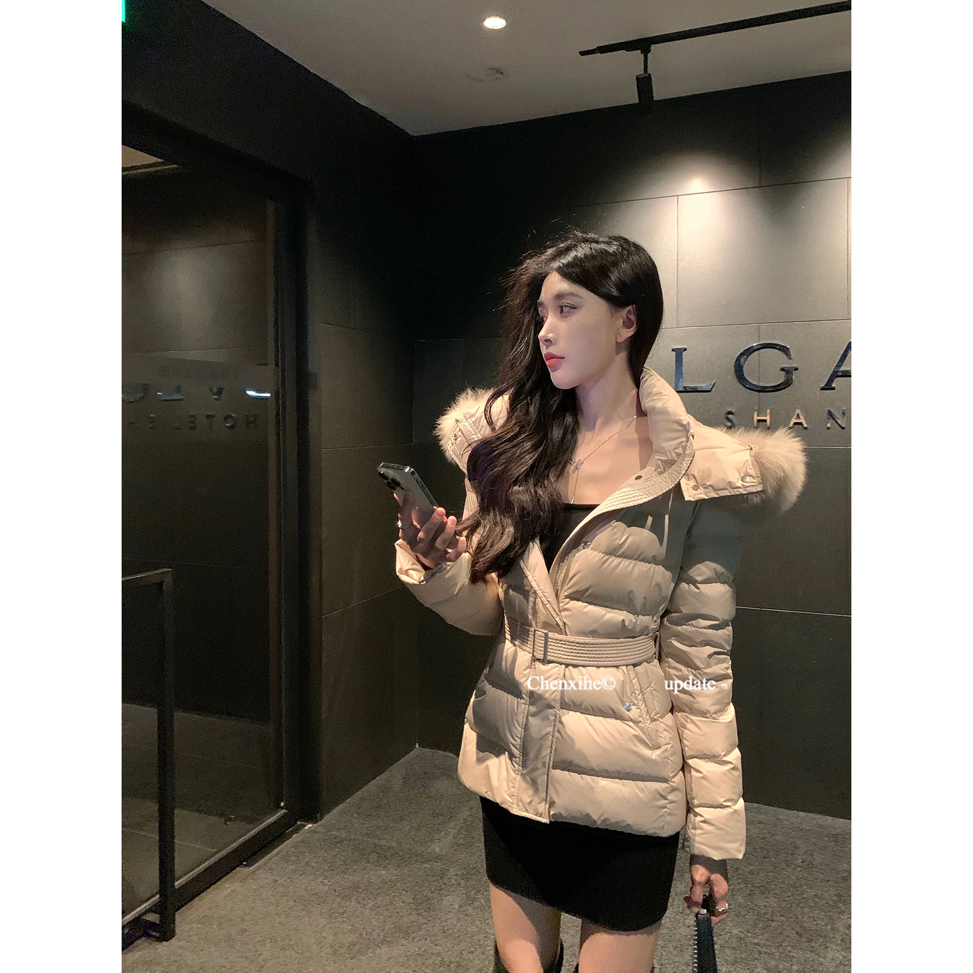 何晨曦 温柔氛围感奶咖色白鸭绒羽绒服2025冬季新款系带收腰外套