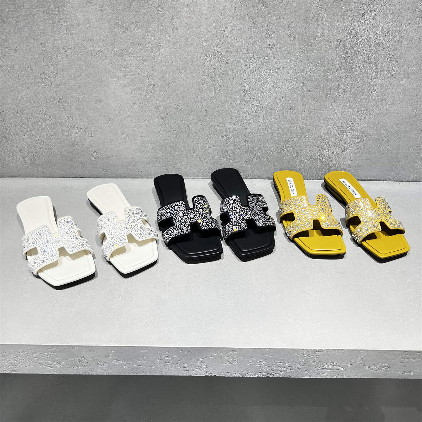 欧洲站女鞋2026夏新款欧货真皮烫钻平底一字拖凉鞋露趾时尚凉拖鞋