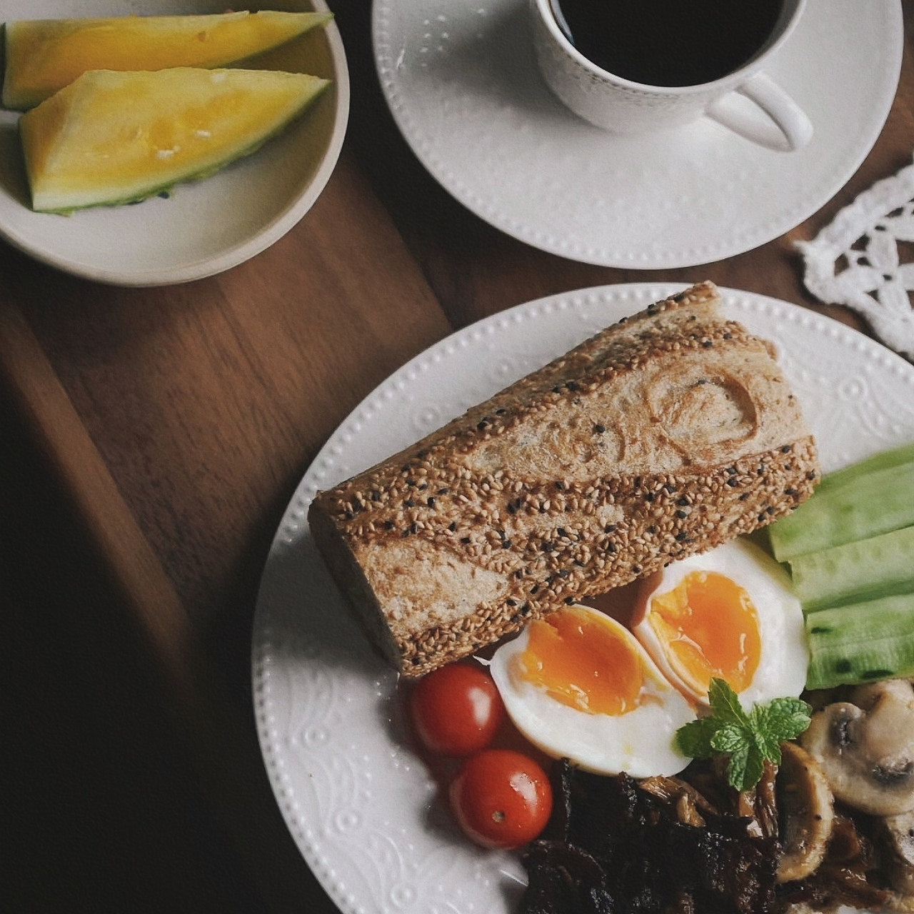 法式蕾丝浮雕新款碗碟套装家用盘子菜盘陶瓷饭碗汤碗鱼盘碗盘餐具